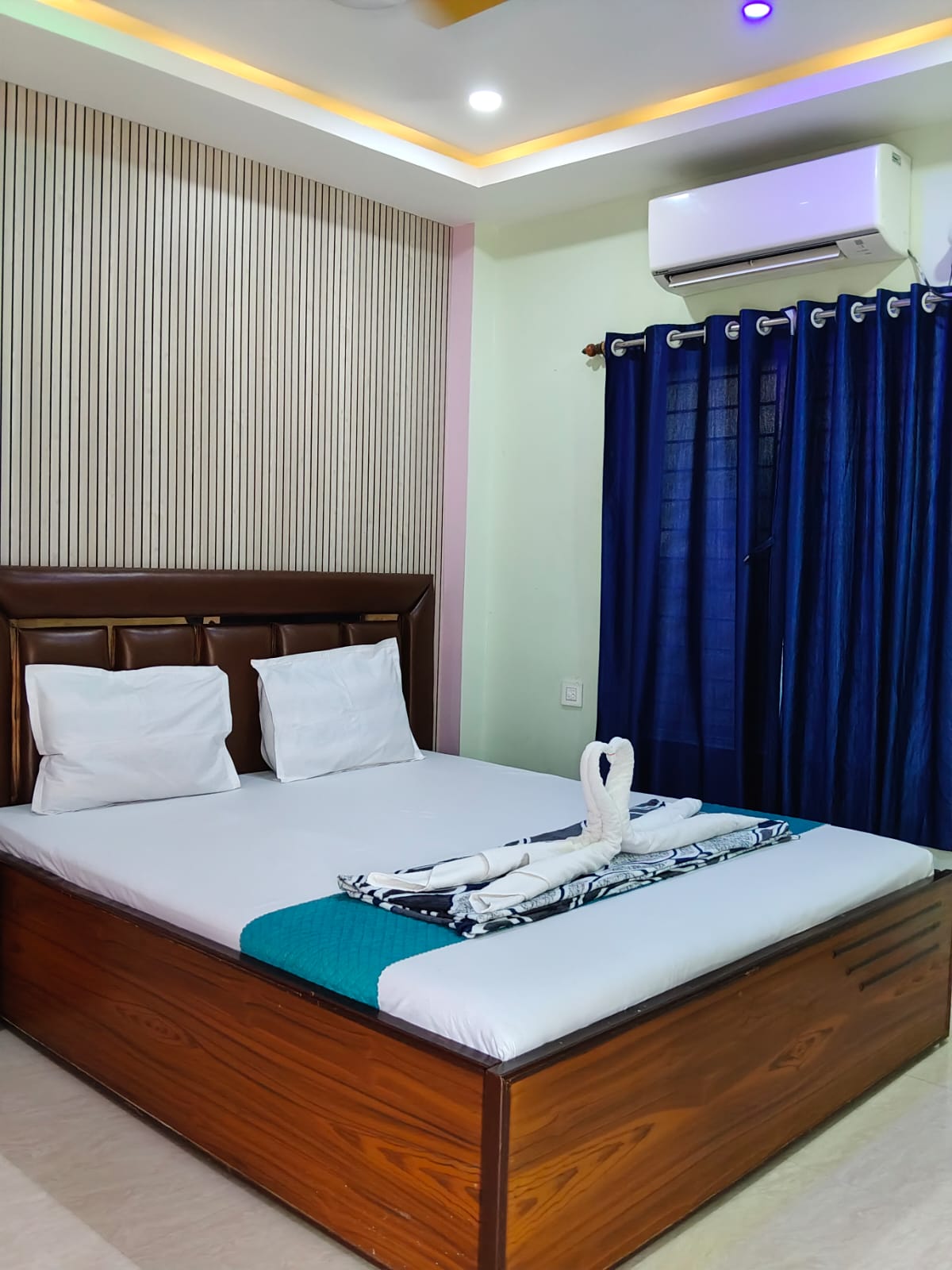AC Room with Pool View and King Bed